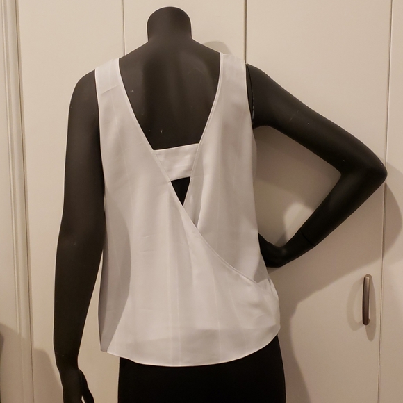 Sleeveless woven top - Picture 2 of 5